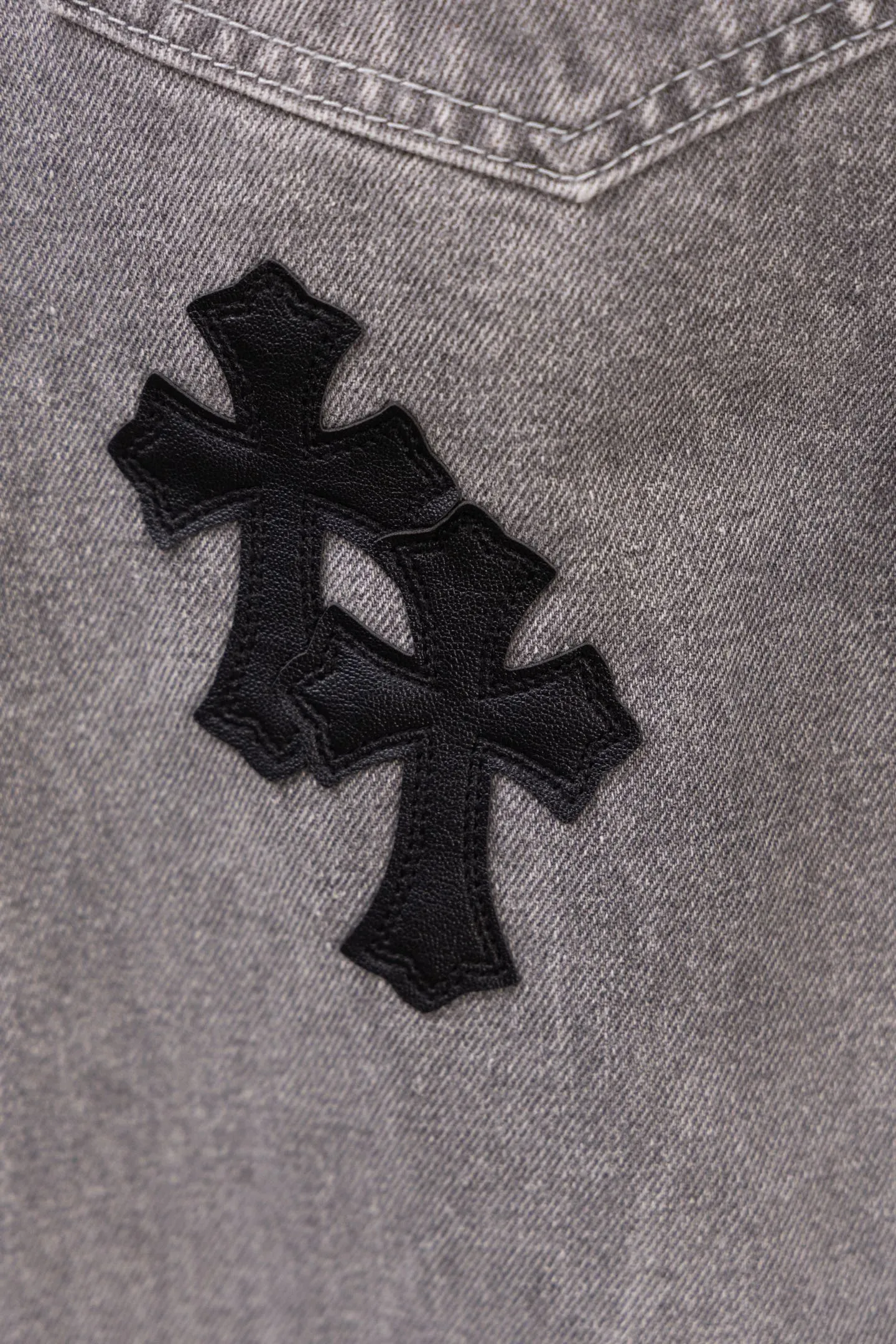 P210 Chromehearts limited edition classic black cross patch leather gray jeans, priced at 34W level, patchwork cross pattern embellishment, washed jeans! ! An absolutely high-end luxury product, a 1.9W-level god-level single product, a super popular product, made by top heavy industry, a magic weapon that cannot be missed! [About Zangyin] This is an extremely luxurious fashion brand that can also be called the aristocracy of the high street. It has always been an exclusive brand for some hipsters or rich second generations. Compared with ordinary high streets, it is more luxurious and noble. Compared with luxury brands, it is more fashionable and individual. It has always been a brand that I have a special liking for. [Top heavy industry fashion design] Consistently high-street luxury style. Speaking of this style, the Zangyin family and GU family are definitely the leading representative brands. Especially the Zangyin family has really achieved a state-of-the-art effect in creating high-street style. The unique washed material is used to create this style. The color system is already quite eye-catching. After it is decorated with patchwork cross flowers, it cleverly highlights the charm of the brand. Secondly, this style uses classic The high-waist cutting design highlights the long legs and fashionable temperament of the upper body. The brand is highly recognizable and the slim fit configuration is more suitable for daily wear. It is a product that interprets personality, fashion, and specifications at a glance. This single product is enough to make any fan excited. It can be a white T-shirt for a youthful college style, or a tight suspender for a royal style. It has strong matching ability and can be easily controlled by men.  [Materials and craftsmanship] Needless to say, this point goes without saying. As an excellent craftsman brand, Zangyin’s requirements for details and craftsmanship are really perfect. The washed color of this model has gone through so many processes, not to mention the embellishment of denim appliques. It is also purely hand-made and sewn. Just like what they believe in, only hand-made things have soul and have the meaning of wear. A top-notch heavy-duty fashionable denim item, I look forward to your perfect interpretation! !  Color: Gray Size: 28-36